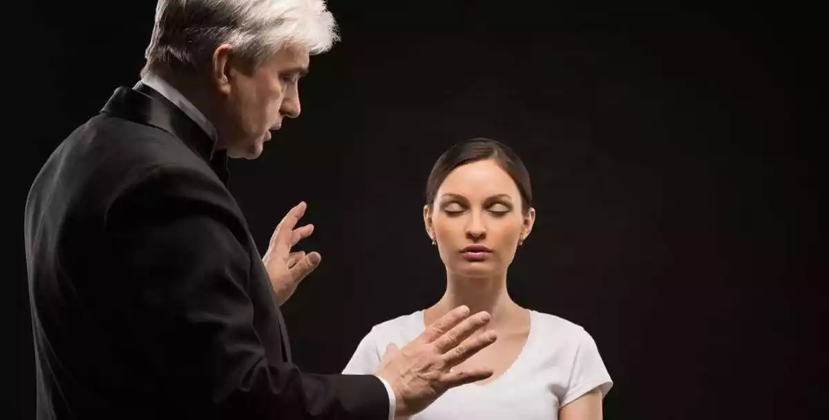 Alternative medicine therapist using hypnosis to heal the patient